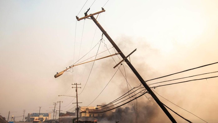 Smoke rises as the Palisades fire burns in Malibu during a windstorm on the west side of Los Angeles, California, U.S. January 8, 2025. REUTERS/Ringo Chiu