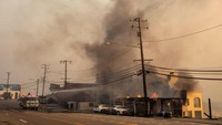 Kebakaran hutan yang terjadi di California makin meluas setelah angin berhembus kencang. 