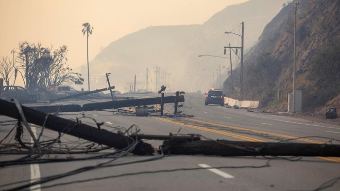 Smoke rises as the Palisades fire burns in Malibu during a windstorm on the west side of Los Angeles, California, U.S. January 8, 2025. REUTERS/Ringo Chiu