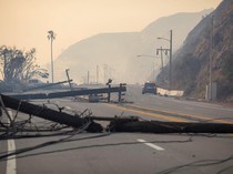 Tiang Listrik dan SPBU Jadi Korban Kebakaran Hutan di California