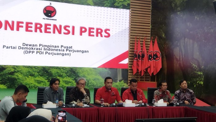 Tim hukum PDIP membela Hasto Kristiyanto di kantor DPP PDIP, Jakarta Pusat, Kamis (9/1/2025).