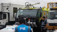 Dirut IAS, Dendi Tegar Danianto mencoba salah satu unit GSE baru di Bandara Soekarno-Hatta.