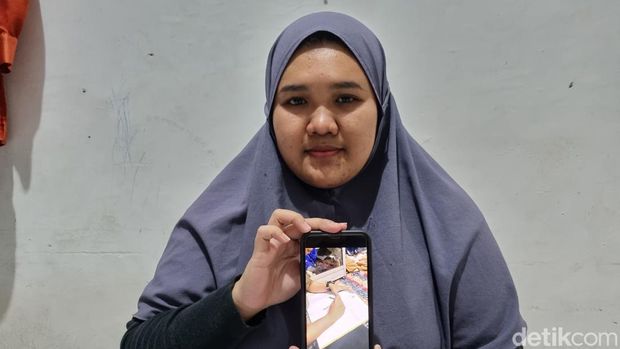 Tsaniyya menunjukkan bukti perjanjian di atas materai oleh A, calon suaminya yang kabur sebelum akad nikah di Surabaya.