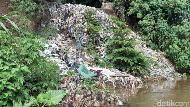 Tumpukan Sampah di Sungai Cimanuk