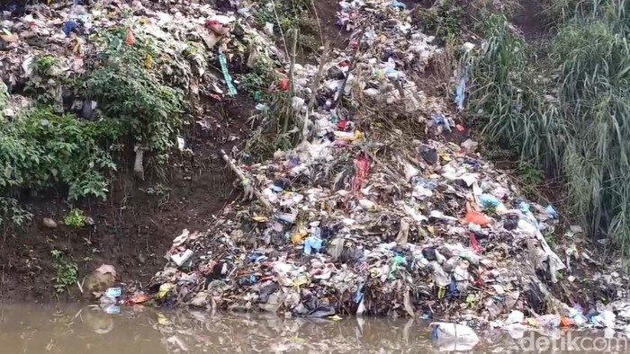 Tumpukan Sampah di Sungai Cimanuk