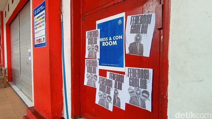 Penampakan poster vandalisme di kantor PSSI Kota Blitar yang mengecam pemecatan Shin Tae-yong