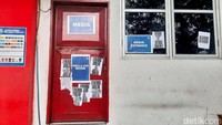 Poster bertuliskan protes itu ditempel di bagian kaca dan pintu kantor PSSI Kota Blitar. Adapun ruang tersebut juga digunakan sebagai ruangan media center Arema FC.