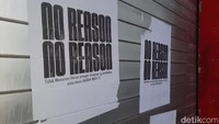 Selain itu, ada pula poster dengan tulisan no reason no reason. tidak menerima narasi ataupun argumen yang berkelakar, piala dunia Harga Mati!!