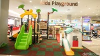 Di toko ini juga terdapat area kids playground yang ditujukan untuk memberikan kenyamanan kepada para orang tua yang ingin berbelanja dengan menitipkan anaknya di kids playground.  