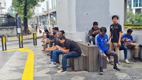 Sejumlah warga beristirahat di trotoar Jalan Rasuna Said.  