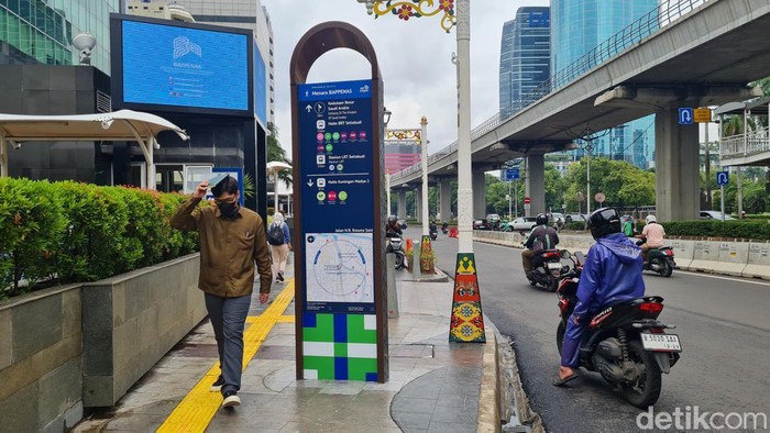 Trotoar di kawasan HR Rasuna Said, Jakarta Selatan, kini mempunyai wajah baru. Begini potretnya.
