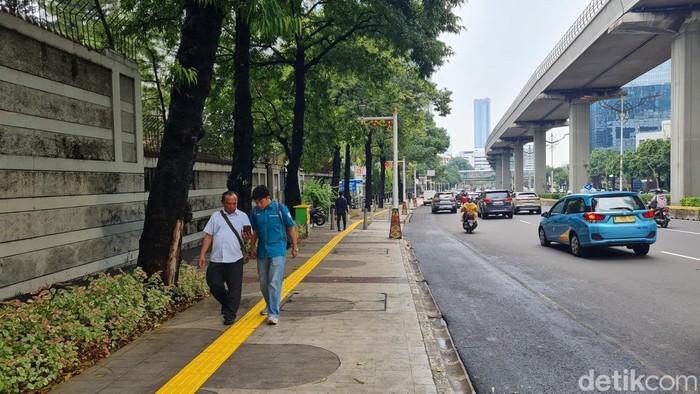 Trotoar di kawasan HR Rasuna Said, Jakarta Selatan, kini mempunyai wajah baru. Begini potretnya.