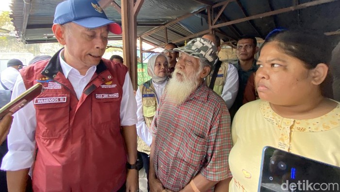 Wakil Menteri Sosial (Wamensos) Agus Jabo Priyono mengunjungi ayah dan anak yakni Malik dan Siti Maulana yang mengalami disabilitas, tuna rungu di Sidoarjo, Jawa Timur (Devi/detikcom).