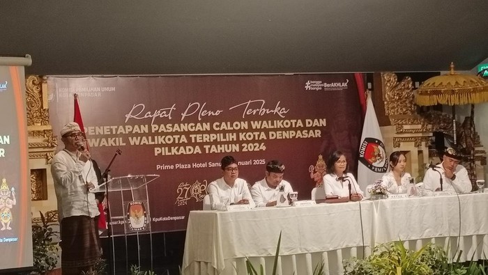 Wali Kota dan Wakil Wali Kota Denpasar terpilih, I Gusti Ngurah Jaya Negara dan I Kadek Agus Arya Wibawa, berpidato saat penetapan pemenang Pilwalkot 2024 di Sanur, Kamis (9/1/2025). (Karsiani Putri/detikBali)