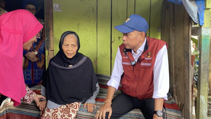 Wamensos Agus Jabo salurkan bantuan ke lansia di Sidoarjo (Devi/detikcom)