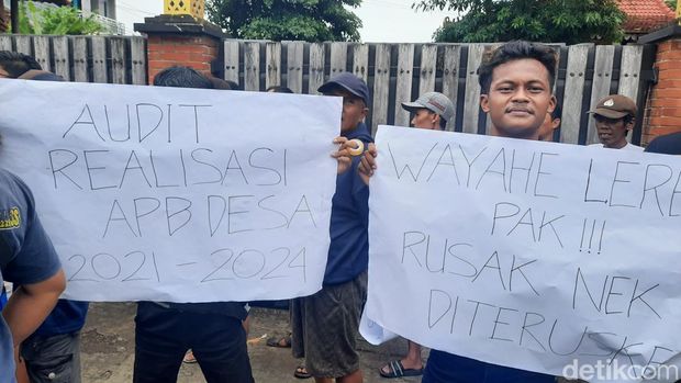Warga menggelar aksi demo di depan kantor Desa Dengkek Kecamatan Pati, Kamis (9/1/2025).