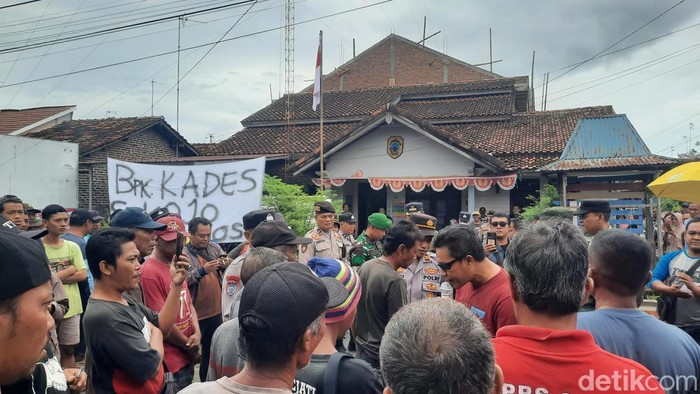 Warga menggelar aksi demo di depan kantor Desa Dengkek Kecamatan Pati, Kamis (9/1/2025).