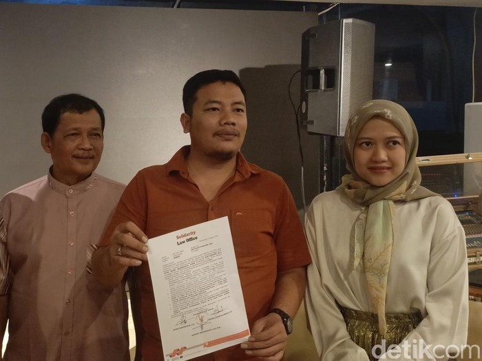Wasi dan Putri bersama dua pengacaranya mengirim somasi ke ketua panitia lomba tari yang batal digelar di Semarang, Kamis (9/1/2025).