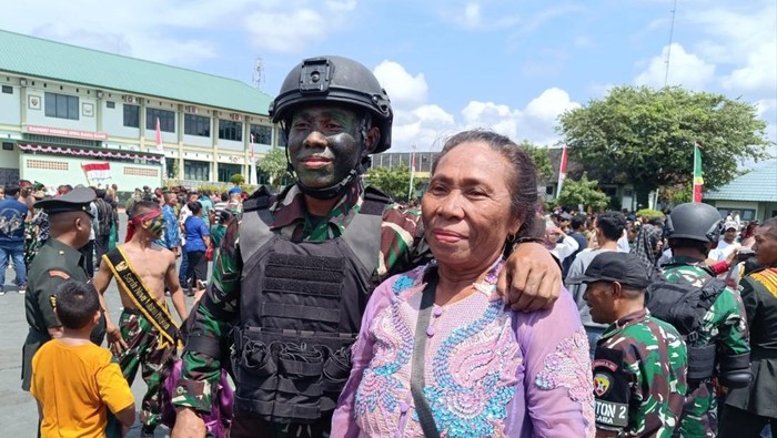 Yohanes Gama Marchal Lau alias Joni si pemanjat tiang bendera ditemani mamanya, Lorenza Kaili, saat upacara kelulusan Pendidikan Pertama Bintara TNI AD TA 2024 di Rindam IX/Udayana, Tabanan, Bali, Kamis (9/1/2025).