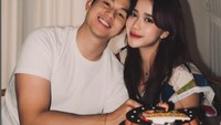 Sementara di momen spesial, Jonathan dan Brisia tampak menghabiskan waktu bersama ditemani satu cake cokelat ukuran besar. Foto: Pool/Instagram