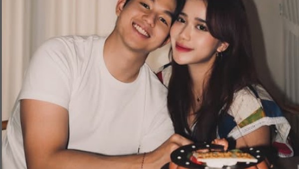 10 Gaya Jonathan Alden dan Brisia Jodie Saat Cicip Berbagai Makanan