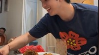 Saat sedang makan bareng Brisia, Alden sempat mencicipi sambal bawang buatan salah satu ART di rumah Brisia. Foto: Pool/Instagram