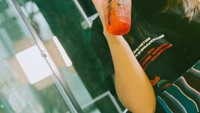 Kalau Brisia memang terkenal suka unggah foto-fotonya saat makan atau minum dengan gaya estetiknya. Foto: Pool/Instagram