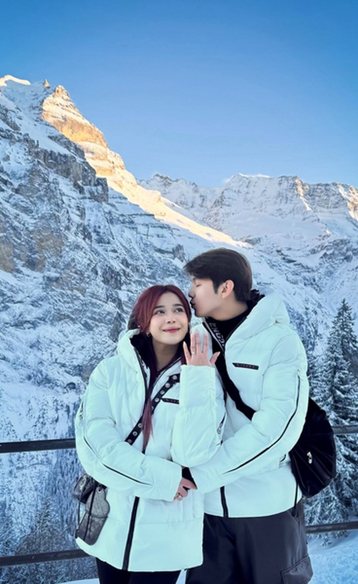 10 Gaya Jonathan Alden dan Brisia Jodie Saat Cicip Berbagai Makanan 10 Gaya Jonathan Alden dan Brisia Jodie Saat Cicip Berbagai Makanan