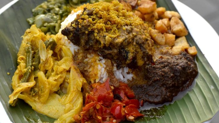 10 Tempat Makan Nasi Kapau yang Pilihan Lauknya Bikin Kalap!