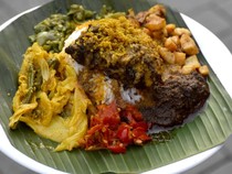 10 Tempat Makan Nasi Kapau yang Pilihan Lauknya Bikin Kalap!
