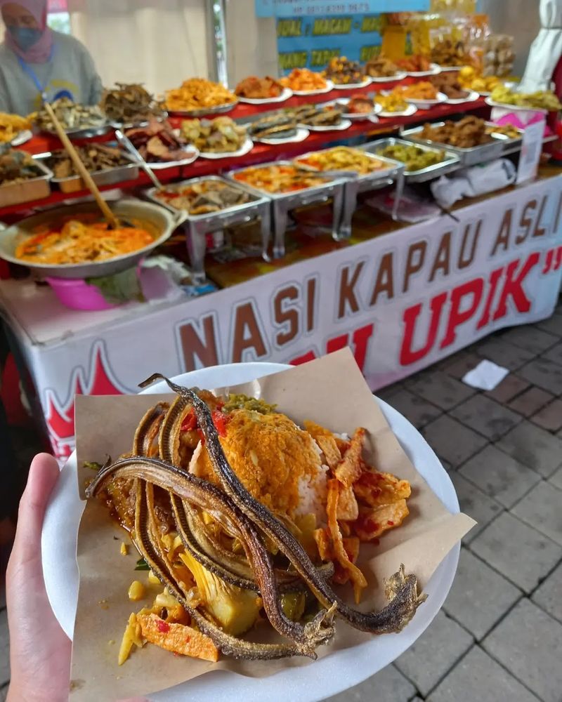 10 Tempat Makan Nasi Kapau yang Pilihan Lauknya Bikin Kalap!