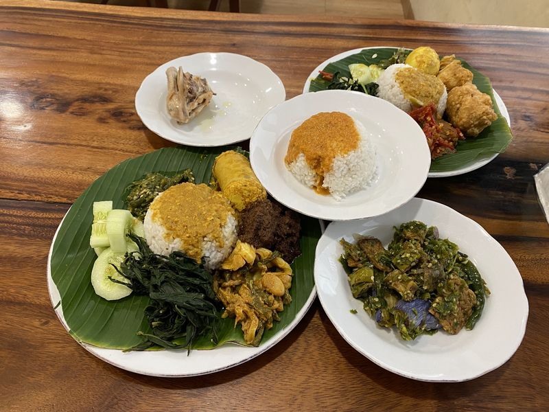 10 Tempat Makan Nasi Kapau yang Pilihan Lauknya Bikin Kalap!