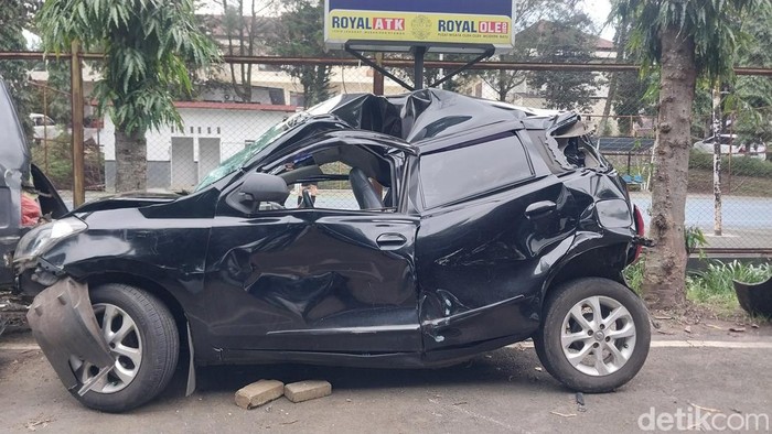 12 bangkai kendaraan laka maut dengan bus di kota batu