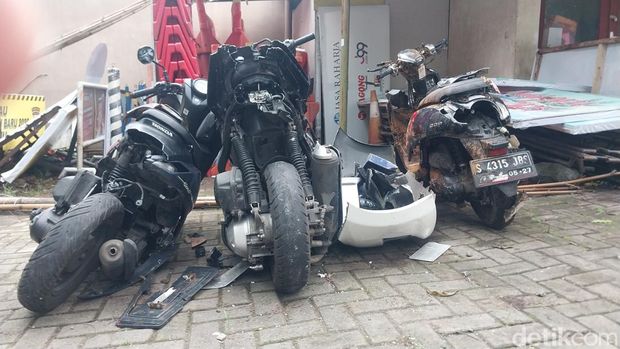 12 bangkai kendaraan laka maut dengan bus di kota batu