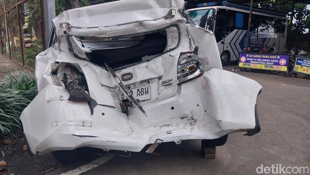 12 bangkai kendaraan laka maut dengan bus di kota batu