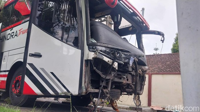 12 bangkai kendaraan laka maut dengan bus di kota batu