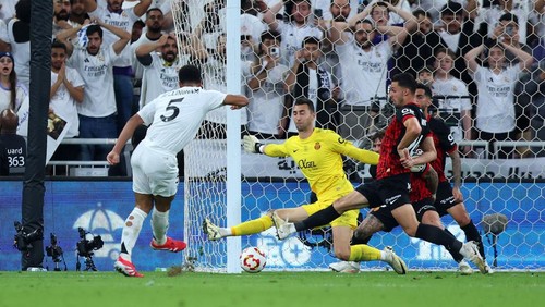 JEDDAH, SAUDI ARABIA - JANUARY 09: Jude Bellingham of Real Madrid scores his teams first goal past Dominik Greif of RCD Mallorca during the Spanish Super Cup Semi-Final match between Real Madrid and RCD Mallorca at King Abdullah Sports City on January 09, 2025 in Jeddah, Saudi Arabia.  (Photo by Yasser Bakhsh/Getty Images)