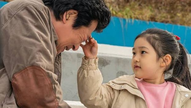 Cuplikan adegan dalam film About Family (2024).
