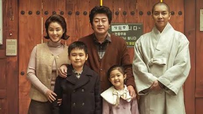 Cuplikan adegan dalam film About Family (2024).