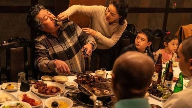 Cuplikan adegan dalam film About Family (2024).