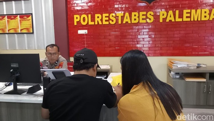Afri Adiansyah (36) lapor polisi usai rumah dibobol OTK, Hp-tas hilang.