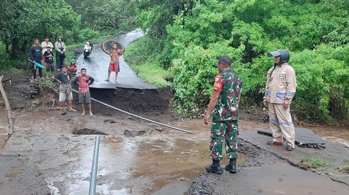 Akses jalan penghubung antara Banjar Dinas Bingin menuju Banjar Dinas Tegallanglangan, Desa Datah, Kecamatan Abang, Karangasem, Bali, terputus akibat diterjang banjir bandang pada Kamis (9/1/2025). (Foto: Istimewa)