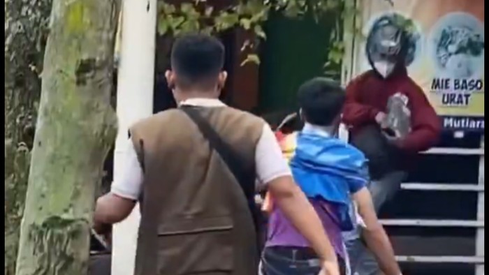 Aksi pegawai minimarket gagalkan pencurian viral di media sosial. Kini pelaku telah diamankan polisi.