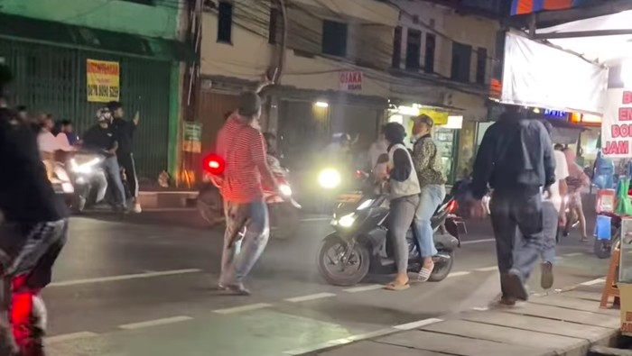 Aksi tawuran sudah pada level membuat warga resah. Warga di Depok pun turun membubarkan tawuran. (dok Pribadi/IG @omren_id)