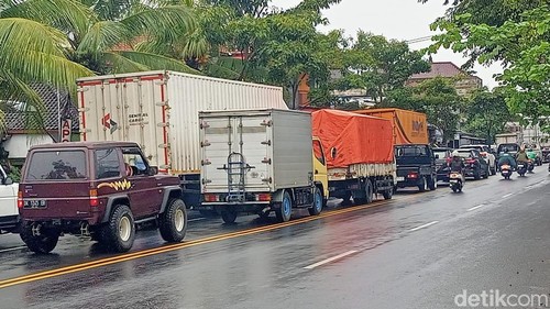 Antrean kendaraan mengular dari arah Gilimanuk menuju Denpasar di Kota Mangupura, Badung, Jumat (10/1/2025). (Agus Eka/detikBali)