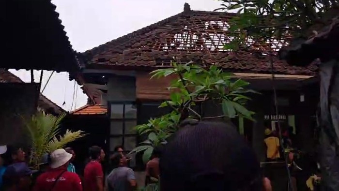 Atap rumah warga di Banjar Akta, Desa Ketewel, Kecamatan Sukawati, Gianyar, Bali, berserakan akibat disambar petir, Jumat (10/1/2025) (Foto: Dok. Istimewa)