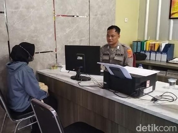 Ayu Rezeki (24) melaporkan mantan pacarnya ke polisi karena tak mengembalikan motor yang dipinjamnya.