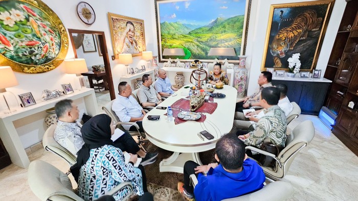 Bamsoet menerima Panitia Jakarta Formula E 2025 di Jakarta, Kamis (9/1/25).