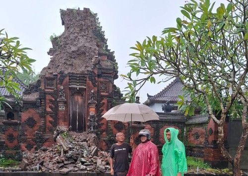 Bangunan candi kurung di Pura Dalem Saren, Banjar Tagtag, Desa Guwang, Kecamatan Sukawati, Gianyar, Bali, roboh setelah diguyur hujan deras. (Foto: Dok. Polres Gianyar)