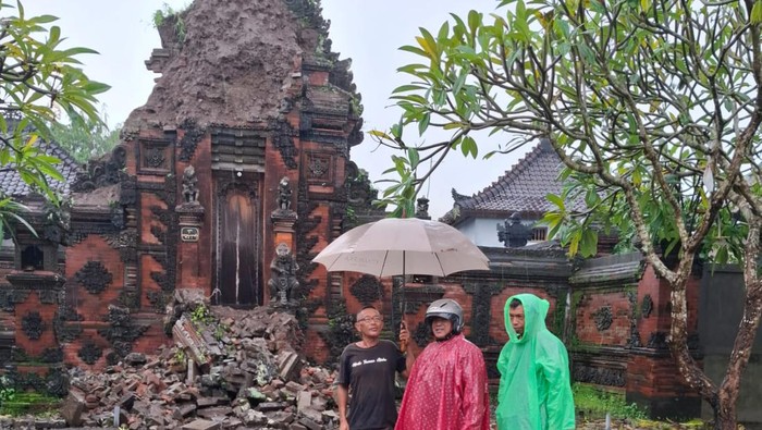 Bangunan candi kurung di Pura Dalem Saren, Banjar Tagtag, Desa Guwang, Kecamatan Sukawati, Gianyar, Bali, roboh setelah diguyur hujan deras. (Foto: Dok. Polres Gianyar)